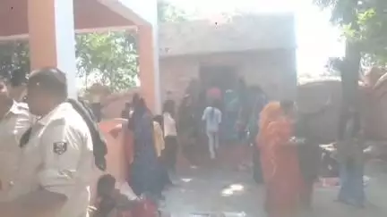 मझौलिया: सावन की पहली सोमवारी पर राजघाट शिव मंदिर बना आकर्षण का केंद्र, जिला पार्षद लालू यादव ने भी किया जलाभिषेक