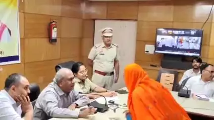 नारनौल: नारनौल लघु सचिवालय में लगे समाधान शिविर में अतिरिक्त उपायुक्त ने सुनीं लोगों की शिकायतें