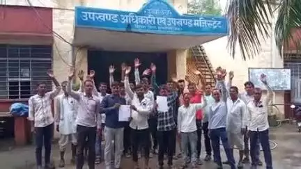 पिड़ावा: रामठी के ग्रामीणों ने चारागाह भूमि से अतिक्रमण हटाने की मांग को लेकर पिडावा में एसडीएम के नाम सौंपा ज्ञापन