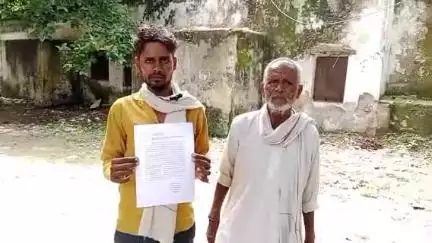 लखीमपुर: दुर्गापुर पढ़री का ग्रामीण आवास के लिए भटक रहा दर-दर, सचिव पर रिश्वतखोरी और धमकी का लगाया आरोप, DM से की शिकायत
