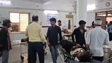 छतरपुर नगर: बमीठा पेट्रोल पंप के पास कार ने बाइक को मारी टक्कर, पिता-बेटी घायल, ज़िला अस्पताल में भर्ती