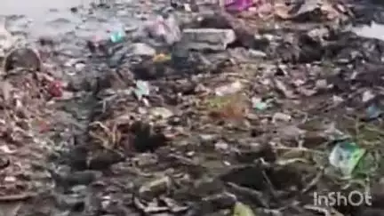 मोहम्मदी: मोहम्मदी तहसील क्षेत्र के मगरेना गांव में जल भराव की समस्या से परेशान ग्रामीण सड़कों पर निकले