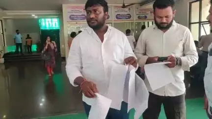 విశాఖపట్నం: బక్కన్నపాలెంలో విద్యుత్ దీపాలు వెలగడం లేదని, 20వార్డులో ప్రభుత్వ స్థలం కబ్జా అయిందని స్థానికులు GVMC కమిషనర్ కు పిర్యాదు