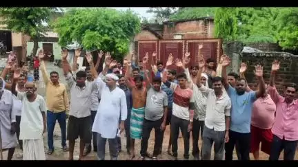 मऊरानीपुर: लुहरगांव में विद्युत अघोषित कटौती से परेशान ग्रामीणों ने किसान कांग्रेस के नेतृत्व में किसान पंचायत आयोजित की