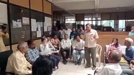 करवीर: अधिकाऱ्यांपेक्षा दगड बरे कोल्हापूर नेक्स्टचे खडे बोल ; महापालिकेच्या नगररचना विभागाच्या अधिकाऱ्यांसमोर केली दगडांची पूजा