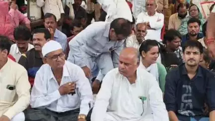 बीना: सर्वोदय चौराहे पर कांग्रेस का धरना प्रदर्शन, बड़ी संख्या में कांग्रेसी कार्यकर्ता रहे मौजूद