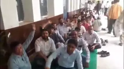 छिबरामऊ: तहसील परिसर में उत्तर प्रदेश लेखपाल संघ ने लेखपालों के उत्पीड़न के खिलाफ किया सांकेतिक धरना प्रदर्शन
