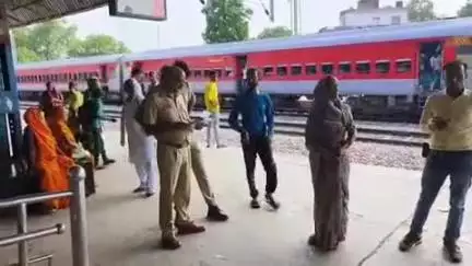 फर्रुखाबाद: कमालगंज रेलवे स्टेशन की पश्चिमी क्रॉसिंग के करीब प्लेटफार्म पर महिला के साथ हुई टप्पेबाजी, जेवर लेकर टप्पेबाज हुआ फरार