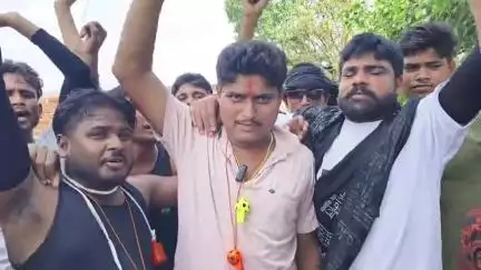 चंदौसी: चंदौसी के जीरो पॉइंट स्थित कुआ खेड़ा प्राचीन शिव मंदिर में श्रावण मास के पहले सोमवार को शिव भक्तों ने किया जलाभिषेक