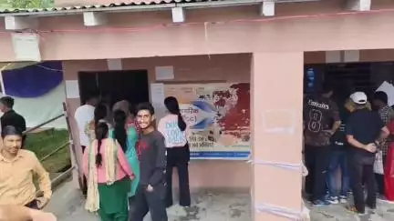 लोहाघाट में चुनाव आयोग के निर्देश पर पंचायत चुनाव के बटने लगे सिंबल प्रत्याशियों की लगी भारी भीड़।