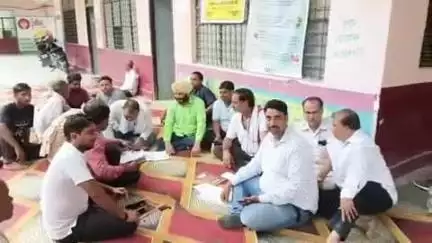 अमृतपुर: अमृतपुर तहसील में लेखपाल संघ ने मुख्यमंत्री बनाम उप जिला अधिकारी को ज्ञापन सौंपा, हापुड़ में लेखपाल की हुई मौत