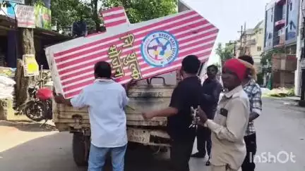 जगदलपुर: राउतपारा इलाके में निगम द्वारा हटवाए गए ठेले को महापौर संजय पांडे ने फिर से करवाया व्यवस्थित