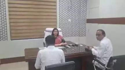 କୋରେଇ: ବ୍ୟାସନଗର ପୌର ପରିଷଦର ବିଭିନ୍ନ ସମସ୍ୟାର ସମାଧାନ ପାଇଁ କେଏନଡିଏ କାର୍ଯ୍ୟାଳୟରେ ଜିଲ୍ଲାପାଳ ଓ ପୌର ପ୍ରଶାସନ ଅଧିକାରୀଙ୍କ ବୈଠକ
