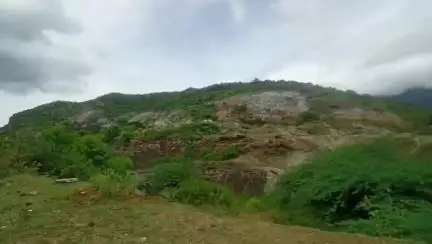 தேனி: காமயகவுண்டன்பட்டி கல்குவாரியில் மோசடிக்கு எதிராக நடவடிக்கை எடுக்க,கல் உடைக்கும் தொழிலாளர்கள் சார்பில் கலெக்டரிடம் மனு