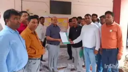 नानपारा: हापुड़ में लेखपाल की मृत्यु के बाद नानपारा तहसील के लेखपाल संघ ने मुख्यमंत्री को संबोधित ज्ञापन एसडीएम को सौंपा
