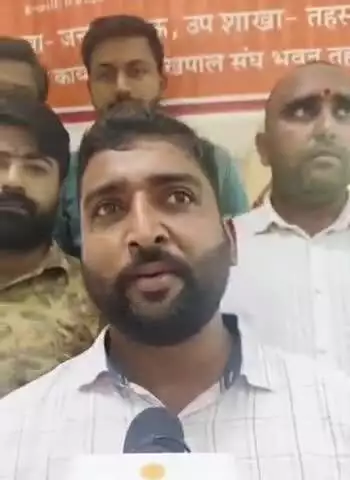मऊ: हापुड़ जनपद में लेखपाल के साथ हुई घटना को लेकर मऊ सदर तहसील में लेखपालों का प्रदर्शन व धरना