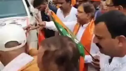बंजरिया: 18 जुलाई को मोतिहारी में पीएम के आगमन पर प्रचार के लिए रथों को प्रदेश अध्यक्ष ने अम्बिकानगर से दिखाई हरी झंडी