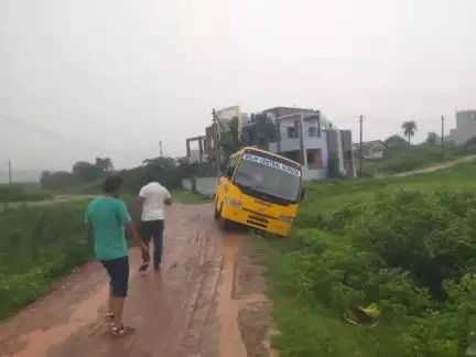 डूंगरपुर: शहर में स्पोर्टस कॉम्प्लेक्स के पीछे स्थित स्पोर्ट्स कॉलोनी में एक बड़ा हादसा टल गया