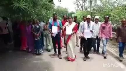 राजनांदगांव: कलेक्ट्रेट कार्यालय पहुंचकर अर्जुनी क्षेत्र के ग्रामीणों ने सड़क के मुद्दे को लेकर कलेक्टर को सौंपा पत्र