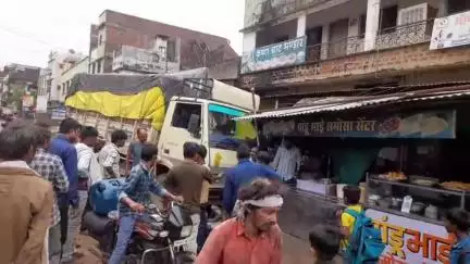 बरही: बरही नगर के कटनी मार्ग पर ब्रेक फेल होने से ट्रक होटल में घुसा, टली बड़ी दुर्घटना
