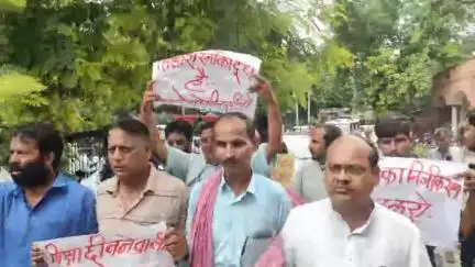 मथुरा: अखिल भारतीय समता फाउंडेशन एवं ज्योतिबा फुले समिति ने नई शिक्षा नीति के विरोध में 5 सूत्रीय ज्ञापन DM को सौंपा