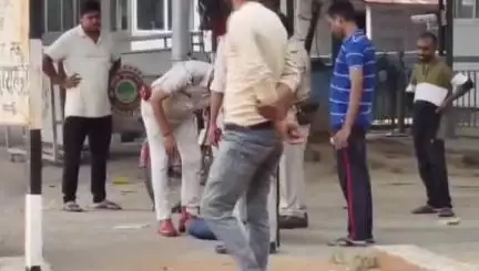 पटना ग्रामीण: CM आवास के बाहर युवक का हाई वोल्टेज ड्रामा, पीएम आवास और नौकरी नहीं मिलने से पुलिस गाड़ी के नीचे लेटा