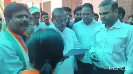 दातागंज: कांग्रेस के कार्यकर्ताओं ने सरकार के खिलाफ प्रदर्शन करते हुए राज्यपाल के नाम SDM को सौंपा ज्ञापन