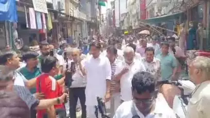 रोहतक: कांग्रेस सांसद दीपेंद्र सिंह हुड्डा ने किला रोड पर दुकानदारों से मुलाकात की, सरकार से मुआवजे की मांग