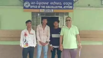 ଜୟପୁର: ସଲାର ଲାଇଟ ଲଗାଇକାବୁ  ଗ୍ରାମବାସୀ ମାନେ ଦାବି କରି ଜୟପୁର ଉପ ଜିଲାପାଳଙ୍କ କାର୍ଯ୍ୟାଳୟର ଦ୍ୱାରସ୍ତ ହେଲେ ଗ୍ରାମବାସୀ