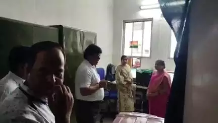 महोबा: जिला अस्पताल में एसडीएम और सीएमओ ने किया औचक निरीक्षण, दो डॉक्टर ओपीडी से नदारद, जताई नाराजगी