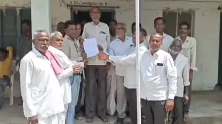 ముధోల్: బాకోట్ గ్రామంలో శ్మశానవాటికకు స్థలం కేటాయించాలని తహసీల్దార్ శివరాజ్‌కు వినతిపత్రం అందజేసిన గ్రామస్తులు