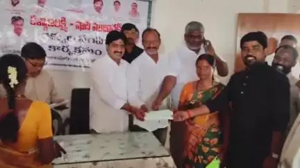 అలంపూర్: ఎమ్మెల్యే క్యాంపు కార్యాలయంలో కళ్యాణ లక్ష్మి, షాదీ ముబారక్ చెక్కులను అందజేసిన అలంపూర్ ఎమ్మెల్యే విజయుడు