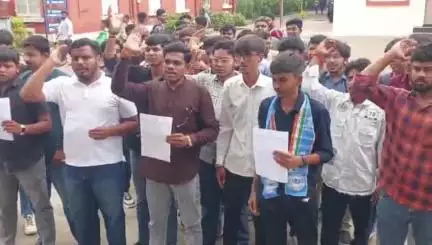 વડોદરા દક્ષિણ: NSUI દ્વારા સાયન્સ ફેકલ્ટી ખાતે જઈ ડિન ને રજુઆત કરવામાં આવી #Jansamasya