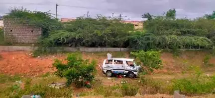 ಮೊಳಕಾಲ್ಮುರು: ರಾಯಪುರ ಬಳಿ ಒಮ್ನಿ ಕಾರು ಪಲ್ಟಿ, ಮೂವರು ಅದೃಷ್ಟವಶಾತ್ ಪಾರು