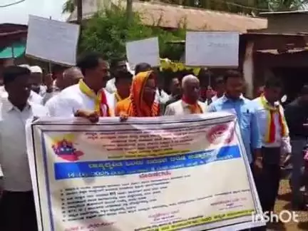 ಚಿಟಗುಪ್ಪ: ಪಟ್ಟಣದಲ್ಲಿ ಕಲ್ಯಾಣ ಕರ್ನಾಟಕ ಖಾಸಗಿ ಶಾಲಾ ಆಡಳಿತ ಮಂಡಳಿಗಳ ಸಂಘದಿಂದ ವಿವಿಧ ಬೇಡಿಕೆ ಈಡೇರಿಕೆಗೆ ಅಗ್ರಹಿಸಿ ಪ್ರತಿಭಟನೆ