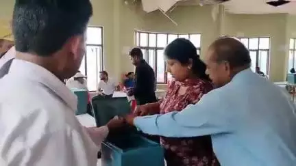पौड़ी: पीठासीन व मतदान कार्मिकों को पौड़ी में दिए गए प्रशिक्षण में 910 कार्मिकों ने किया प्रतिभाग