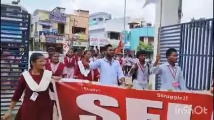 ప్రభుత్వ వసతి గృహాల్లో సమస్యలు పరిష్కరించాలని డిమాండ్ చేస్తూ నర్సీపట్నంలో ఎస్ఎఫ్ఐ ఆధ్వర్యంలో విద్యార్థులు ఆందోళన