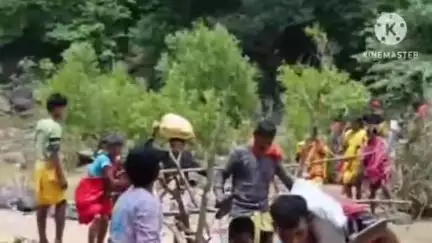 ଫୁଲବାଣୀ ସହର: ଡଙ୍ଗେମେଣ୍ଡି ଗ୍ରାମ ବାଘ ନଦୀରେ ଗଛ ଗଣ୍ଡିରେ ଭରା ନଈ ପାର ହେଉଛନ୍ତି ଲୋକେ
