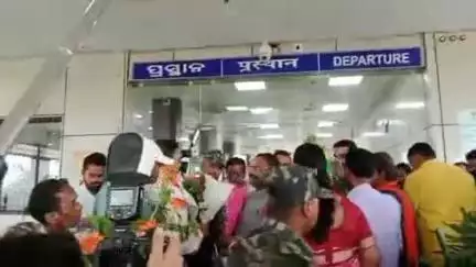 ଜୟପୁର: ବିମାନବନ୍ଦରରେ କେନ୍ଦ୍ର ମନ୍ତ୍ରୀ ସୋଭା କରନ୍ଦଲାଜେ ପହଞ୍ଚିବା ପରେ ମନ୍ତ୍ରୀ, ବିଧାୟକ ଓ ଜିଲ୍ଲାପାଳ କଲେ ସ୍ୱାଗତ