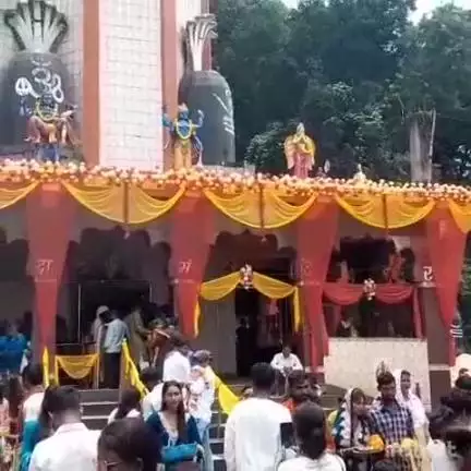 चांडिल: प्राचीन जयदा शिव मंदिर में श्रावण के पहले सोमवार पर श्रद्धालुओं ने किया जलाभिषेक