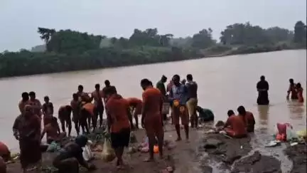 କାମାକ୍ଷାନଗର: ଶ୍ରାବଣ ପ୍ରଥମ ସୋମବାର କାମାକ୍ଷାନଗର ରାମେଶ୍ୱର ମନ୍ଦିରରେ ଜଳଲାଗି କଲେ କାଉଡ଼ିଆ