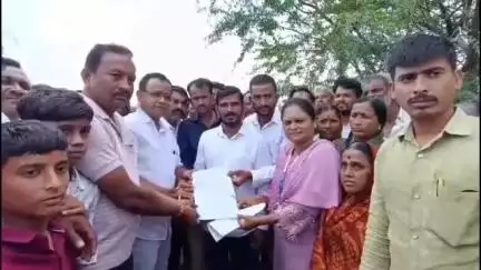 बसमत: पळसगाव येथील बाधित शेतकऱ्यांचा रस्त्यावर उतरून शक्तिपीठ  महामार्गाला विरोध, जमीन न देण्याचा केला निर्धार