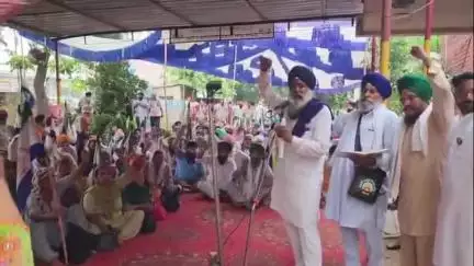 ਕਪੂਰਥਲਾ: ਬਿਜਲੀ ਸੋਧ ਬਿੱਲ ਤੇ ਜਬਰੀ ਚਿੱਪ ਵਾਲੇ ਮੀਟਰ ਲਗਾਉਣ ਦੇ ਵਿਰੋਧ 'ਚ KMSK ਵੱਲੋਂ ਔਜਲਾ ਫਾਟਕ ਨੇੜੇ S.C ਪਾਵਰਕਾਮ ਦੇ ਦਫ਼ਤਰ ਮੂਹਰੇ ਦਿੱਤਾ ਧਰਨਾ