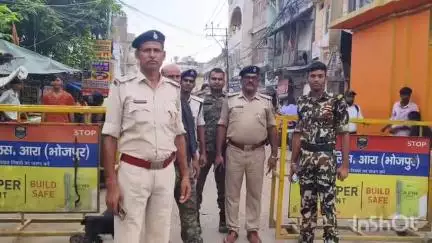आरा: ट्रैफिक जाम को लेकर यातायात पुलिस ने स्टेशन से आने वाले ऑटो व बड़े वाहनों को महादेव रोड जाने से रोका, लगाई नो एंट्री