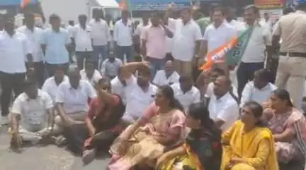 திருப்பூர் தெற்கு: வீரபாண்டி அரசு பள்ளி விரிவாக்க விவகாரத்தில் பா.ஜ.க வினர் கைது - பள்ளி நிர்வாகத்தை கண்டித்து போராட்டம்
