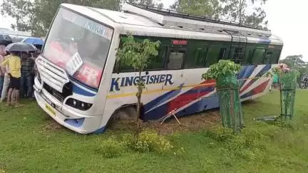 বলরামপুর: নামশোলে ১৮নং জাতীয় সড়কে দুর্ঘটনার কবলে জামশেদপুর থেকে বোকারো গামী যাত্রীবাহী বাস
