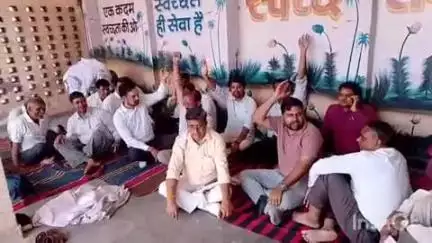 सादाबाद: हापुड़ में लेखपाल की मौत से आक्रोशित सादाबाद में लेखपाल संघ ने किया धरना प्रदर्शन, कार्रवाई की मांग की