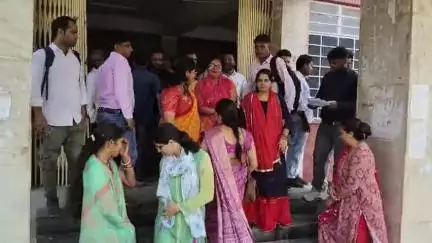 धौलपुर: जिले के व्यवसायिक प्रशिक्षकों ने नियुक्ति की मांग को लेकर उपखंड अधिकारी को कार्यालय में प्रधानमंत्री के नाम ज्ञापन दिया