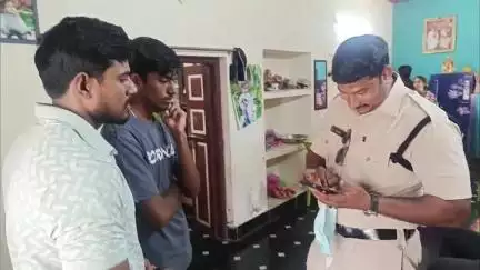 తునిలో . ఆసుపత్రి బయటపెట్టిన ద్విచక్ర వాహనం చోరీ సీసీ ఫుటేజ్ పోలీసులకు ఫిర్యాదు