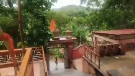 पन्ना: श्रावण सोमवार पर सिद्धनाथ धाम में उमड़ी भक्तों की भीड़, कावड़ियों ने किया भोलेनाथ का जलाभिषेक